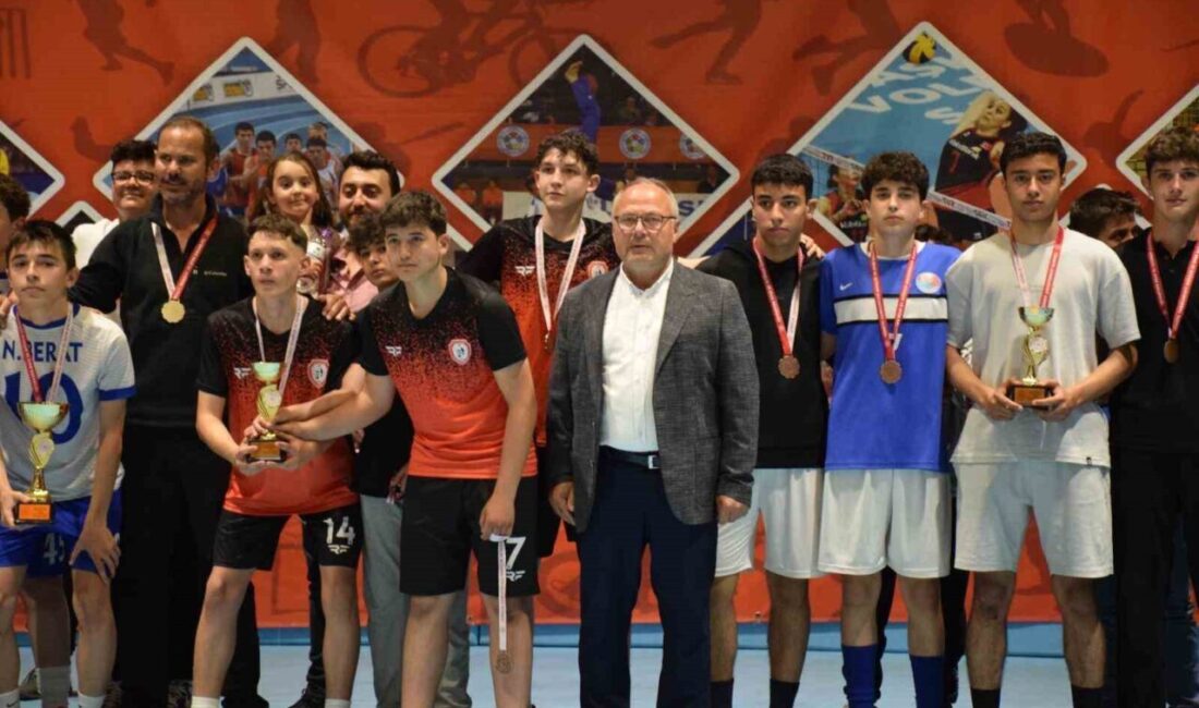 Afyonkarahisar’da Okul Sporları 2. Küme Erkek Futsal müsabakaları, oynanan final