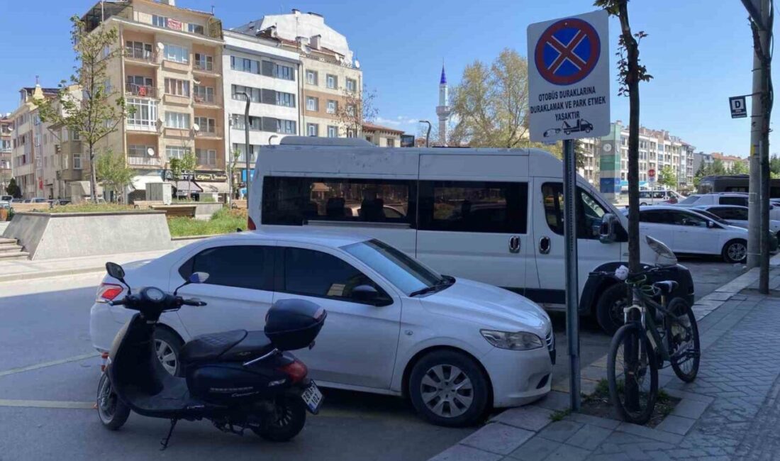 Eskişehir’de otobüs duraklarını otopark gibi kullanan duyarsız sürücüler tepkiye neden
