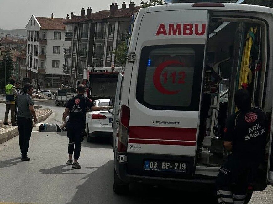 Afyonkarahisar’da otomobilin arkadan çarptığı çöp kamyonundaki temizlik işçisinin ayağı koptu.