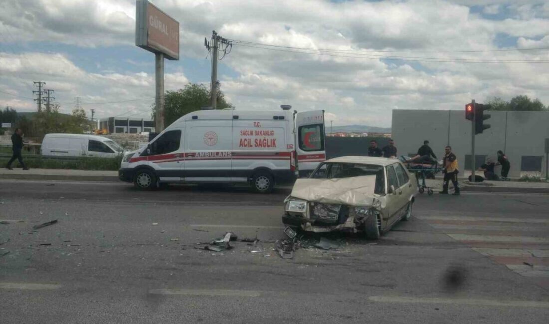 Afyonkarahisar’da iki otomobilin çarpışması sonucu yaşanan trafik kazasında 4 kişi
