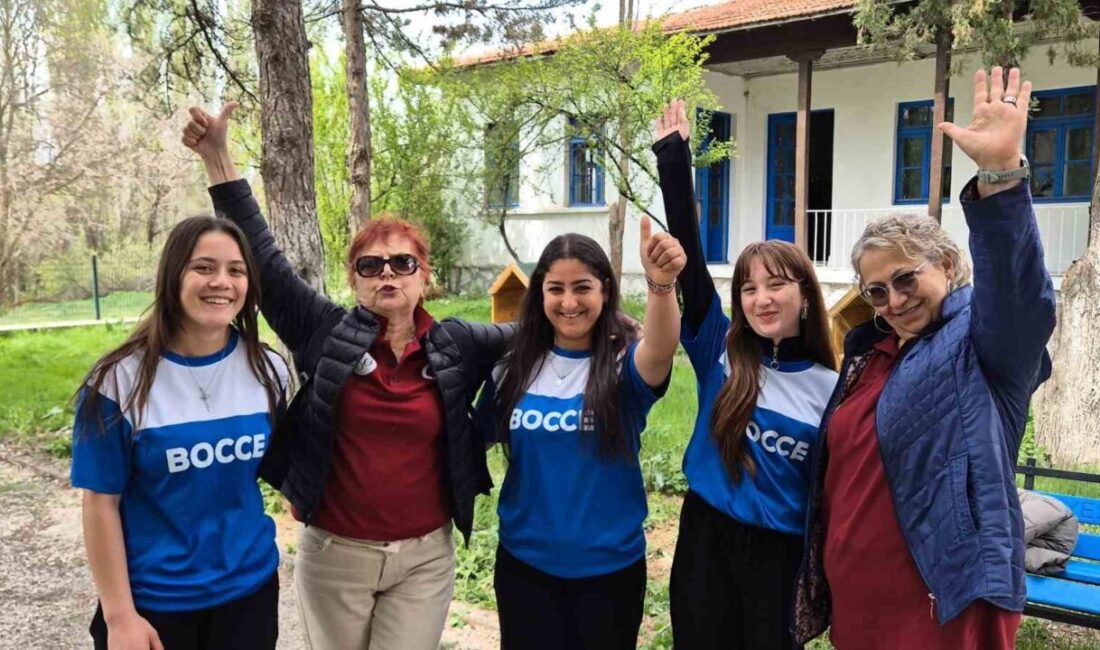 Anadolu Üniversitesi Tazelenme Üniversitesi’nde yaşları 60 ila 80 değişen öğrenciler,