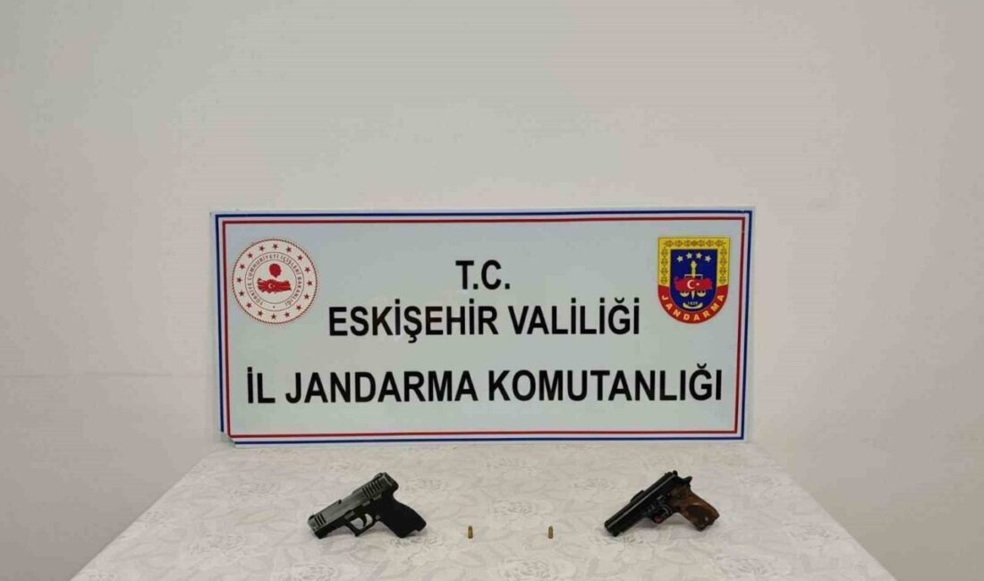Eskişehir’de jandarma ekiplerince, ruhsatsız tabanca ticareti yapmayı amaçladığı belirlenen ve