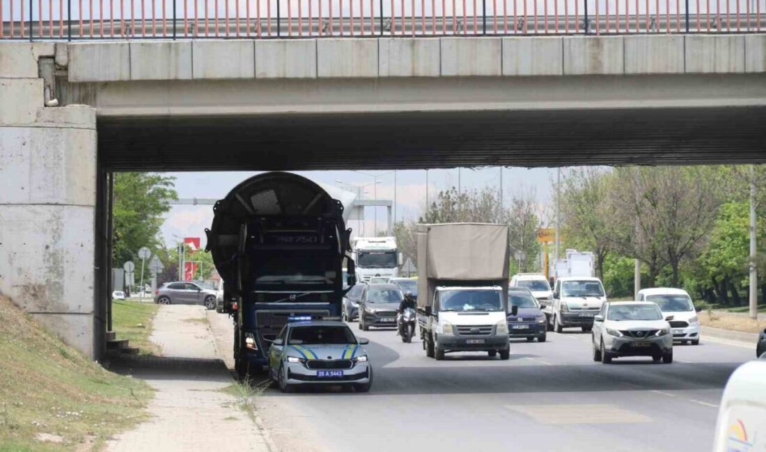 Eskişehir’de taşınan rüzgâr türbinin kanadı, üst geçide sıkıştı. Bursa’nın Gemlik