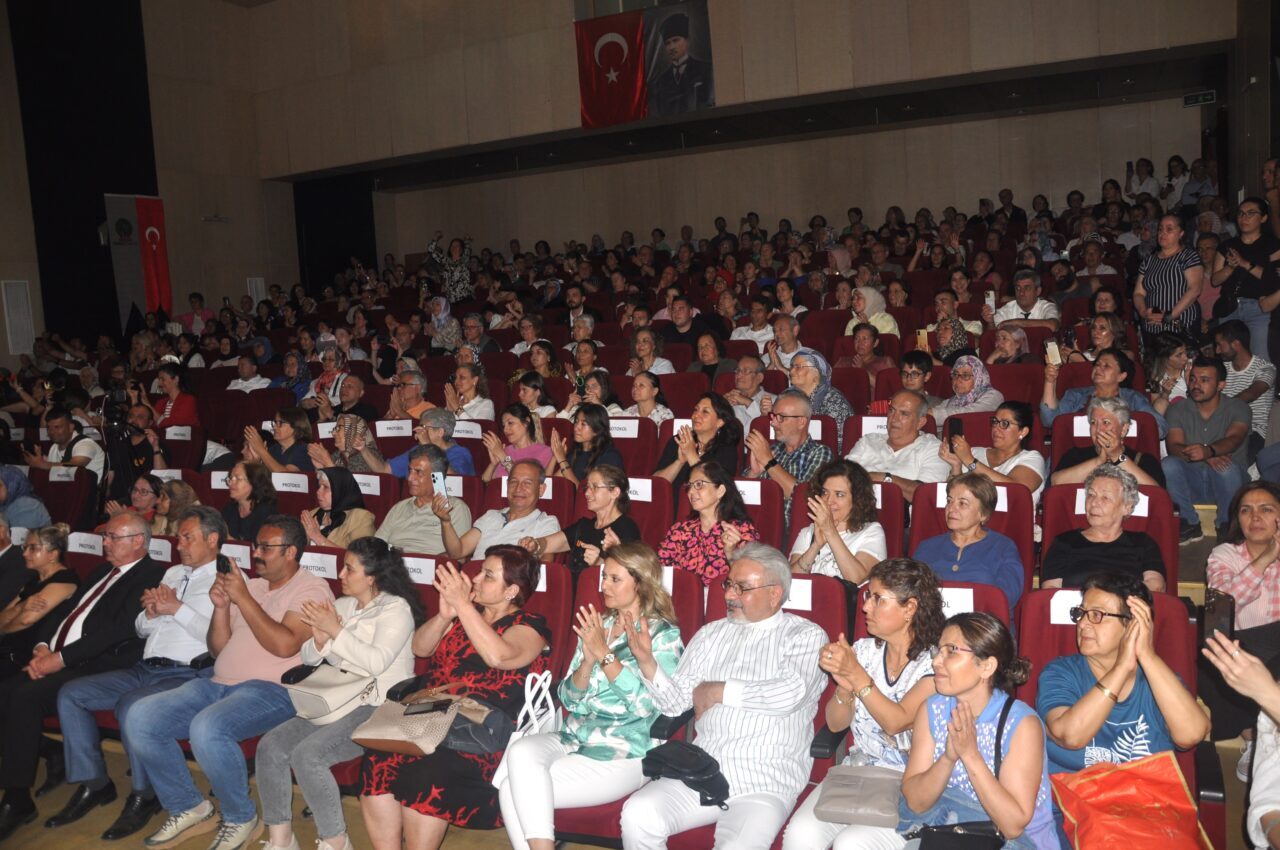 İZMİR (AA) – Türk halk müziği sanatçısı Bedia Akartürk, memleketi