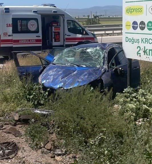 Afyonkarahisar’da kontrolden çıkarak takla atan otomobilde 2 kişi yaralandı. Kaza,