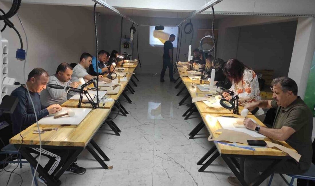 Kütahya’nın Tavşanlı ilçesinde Öğretmen Akademileri kapsamında deri işleme atölyesi açıldı