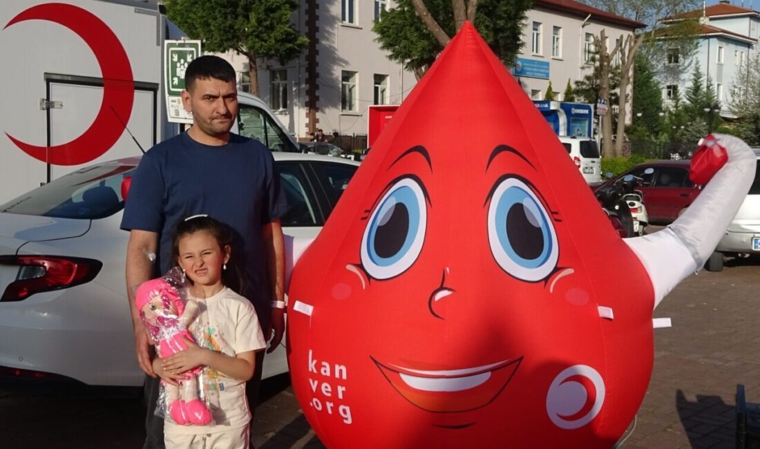 Kütahya’nın Tavşanlı ilçesinde Türk Kızılay tarafından düzenlenen oyuncak hediyeli kan