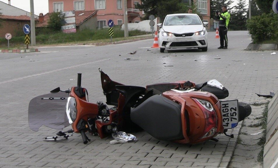 Kütahya’nın Tavşanlı ilçesinde otomobil ile motosikletin çarpışması sonucu meydana gelen
