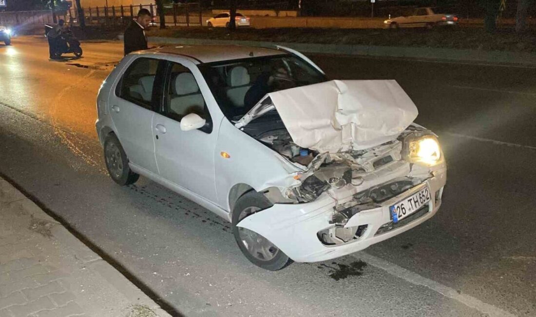 Eskişehir’de tıra arkadan çarpan otomobil büyük maddi hasar alırken, yaralanan