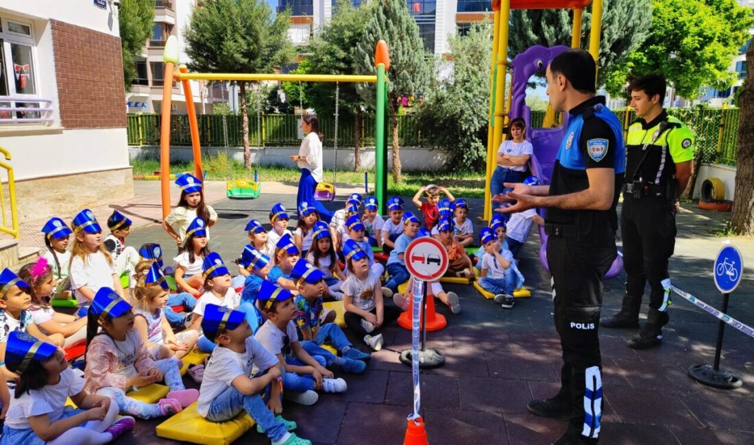 İZMİR (AA) – İzmir'in Tire ilçesinde polis ekipleri, anaokulu öğrencilerine
