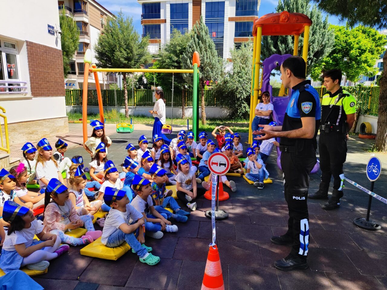 İZMİR (AA) – İzmir'in Tire ilçesinde polis ekipleri, anaokulu öğrencilerine