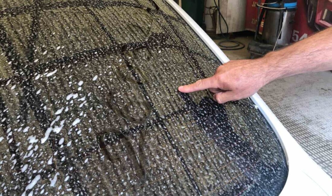 Eskişehir’de taşınılan toz yüzünden otomobiller çamurla kaplandı. Meteoroloji Genel Müdürlüğü’nün