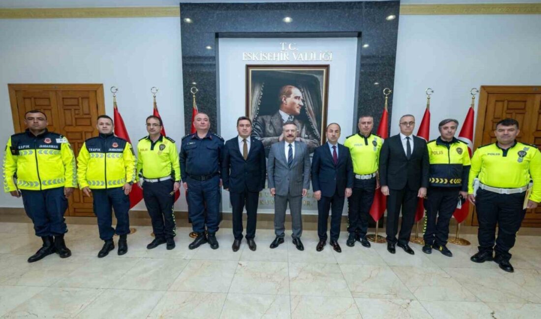 Eskişehir Valisi Hüseyin Aksoy, emniyet ve jandarmaya bağlı trafik personeline