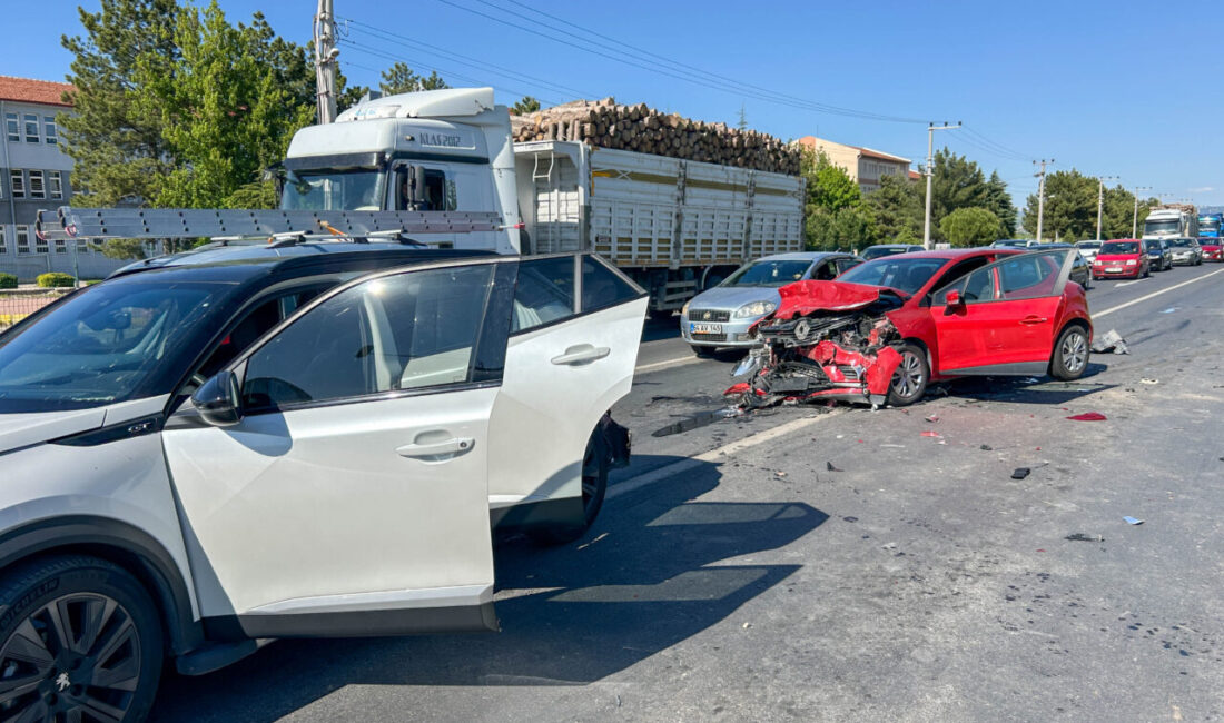 UŞAK (AA) – Uşak'ta 4 otomobilin çarpıştığı zincirleme trafik kazasında