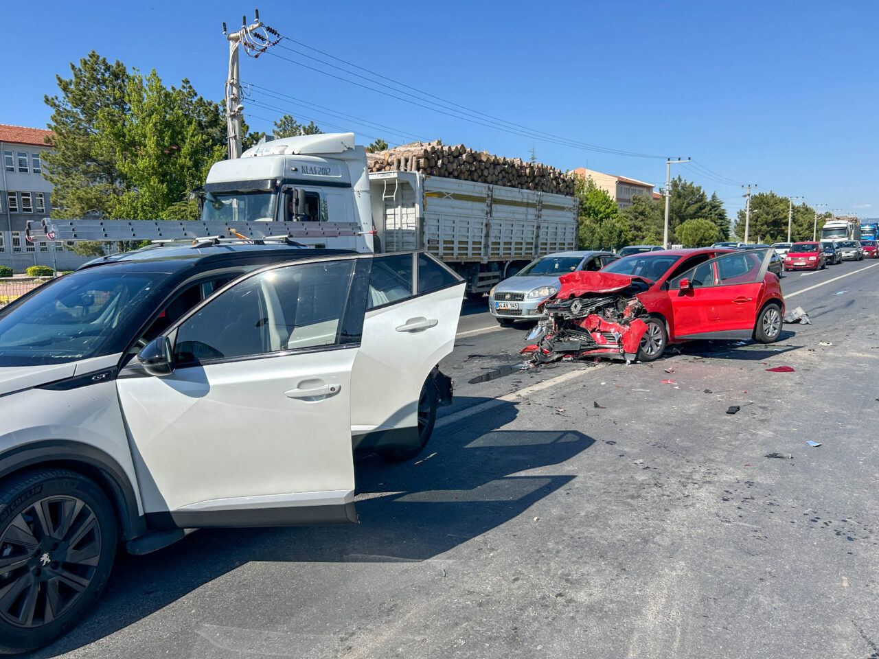 UŞAK (AA) – Uşak'ta 4 otomobilin çarpıştığı zincirleme trafik kazasında