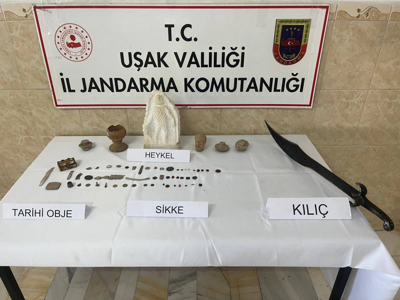 UŞAK (AA) – Uşak'ta bir evde tarihi eser niteliği olduğu