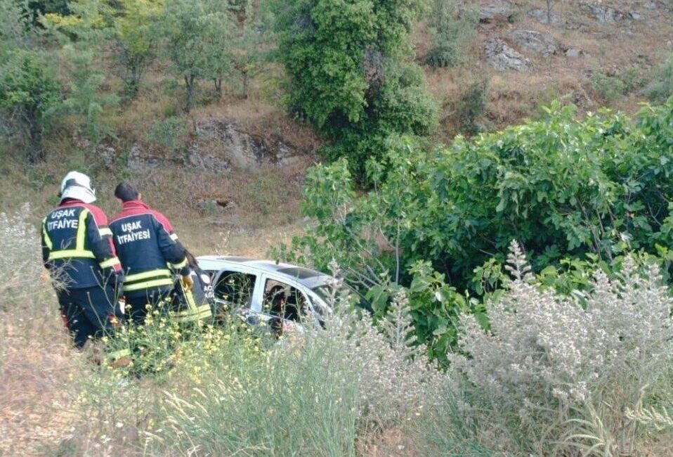 UŞAK (AA) – Uşak'ta otomobilin devrilmesi sonucu 4 kişi yaralandı.