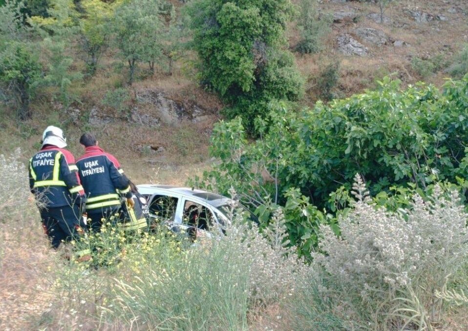 UŞAK (AA) – Uşak'ta otomobilin devrilmesi sonucu 4 kişi yaralandı.