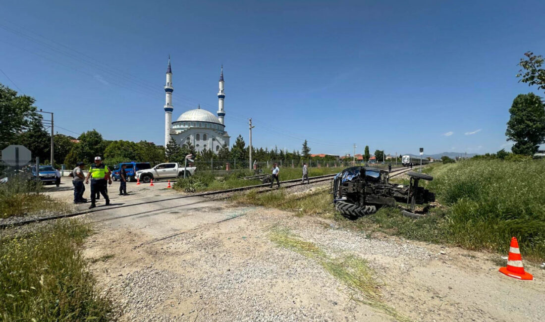 UŞAK (AA) – Uşak'ta hemzemin geçitte trenin çarptığı traktörün sürücüsü