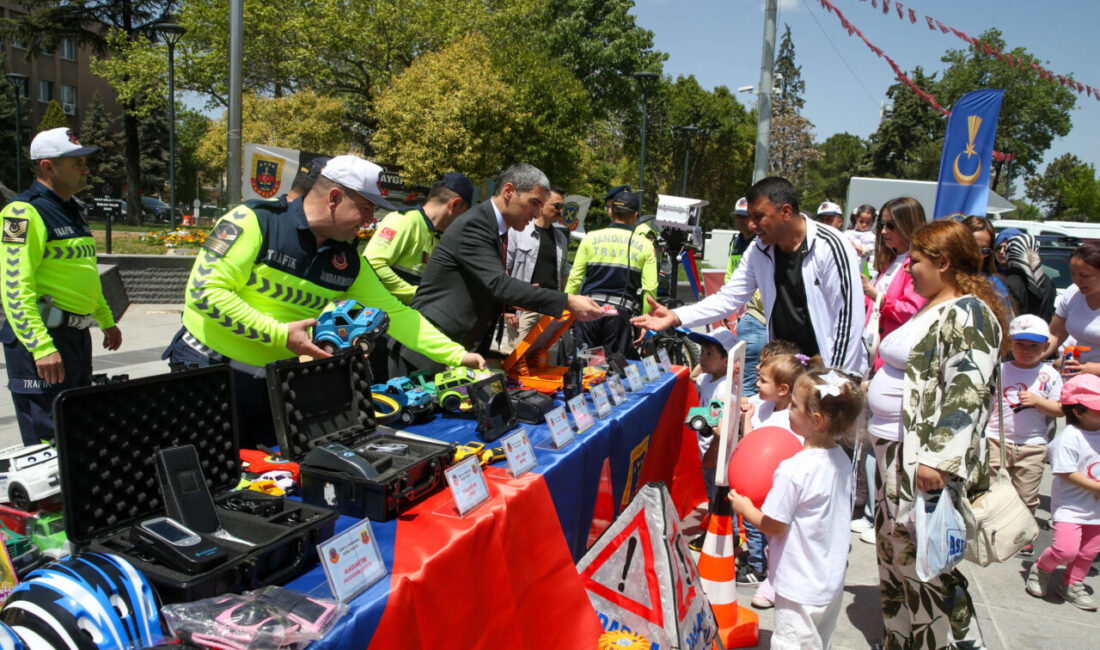 UŞAK (AA) – Uşak'ta, Karayolları Güvenliği ve Trafik Haftası dolayısıyla