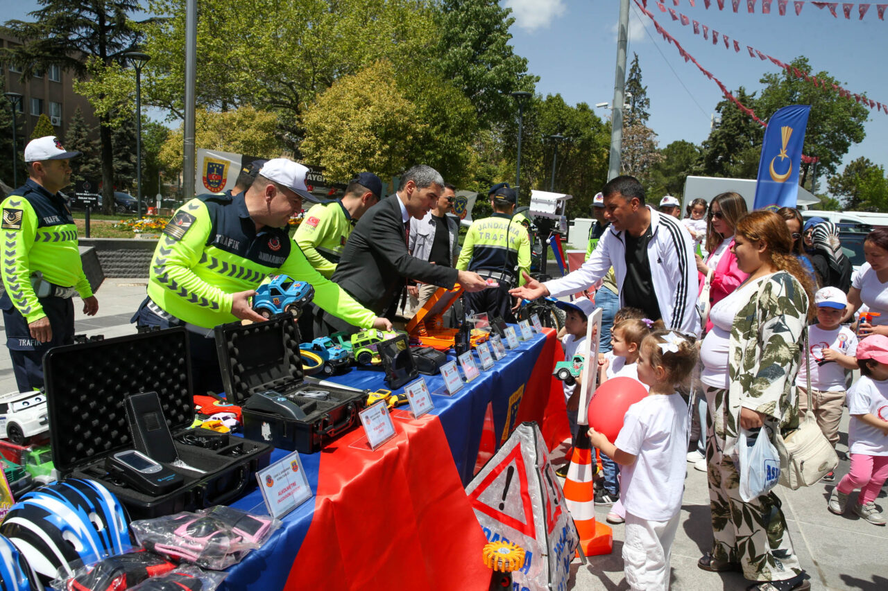 UŞAK (AA) – Uşak'ta, Karayolları Güvenliği ve Trafik Haftası dolayısıyla