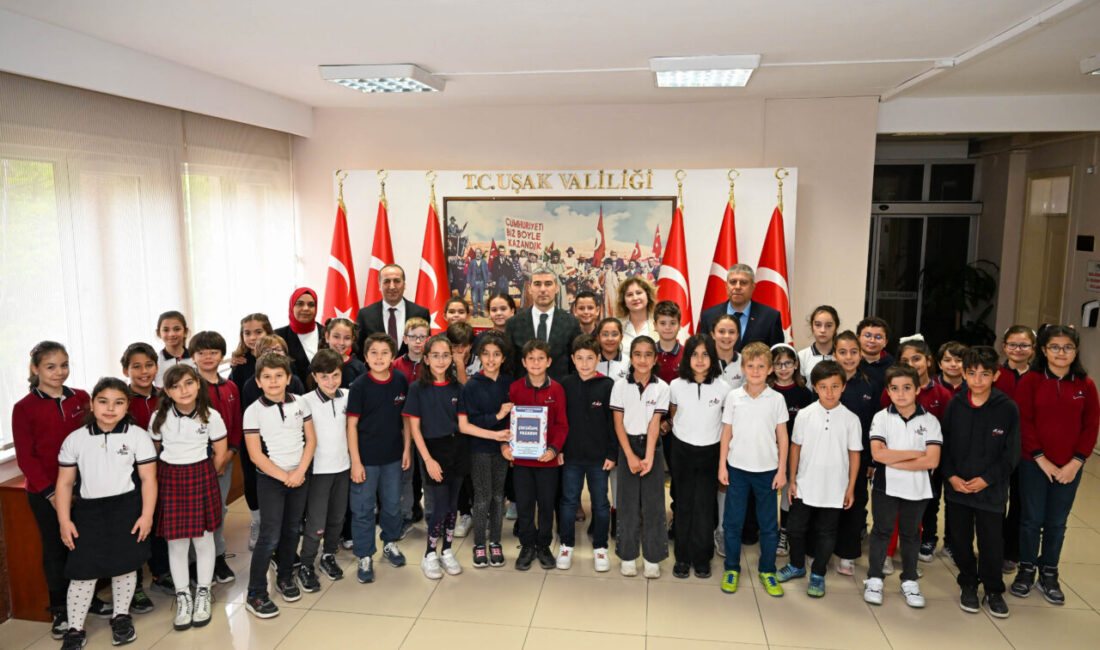 UŞAK (AA) – Uşak'ta ilkokul öğrencileri, Maarifin İzinde Eğitimde İyi