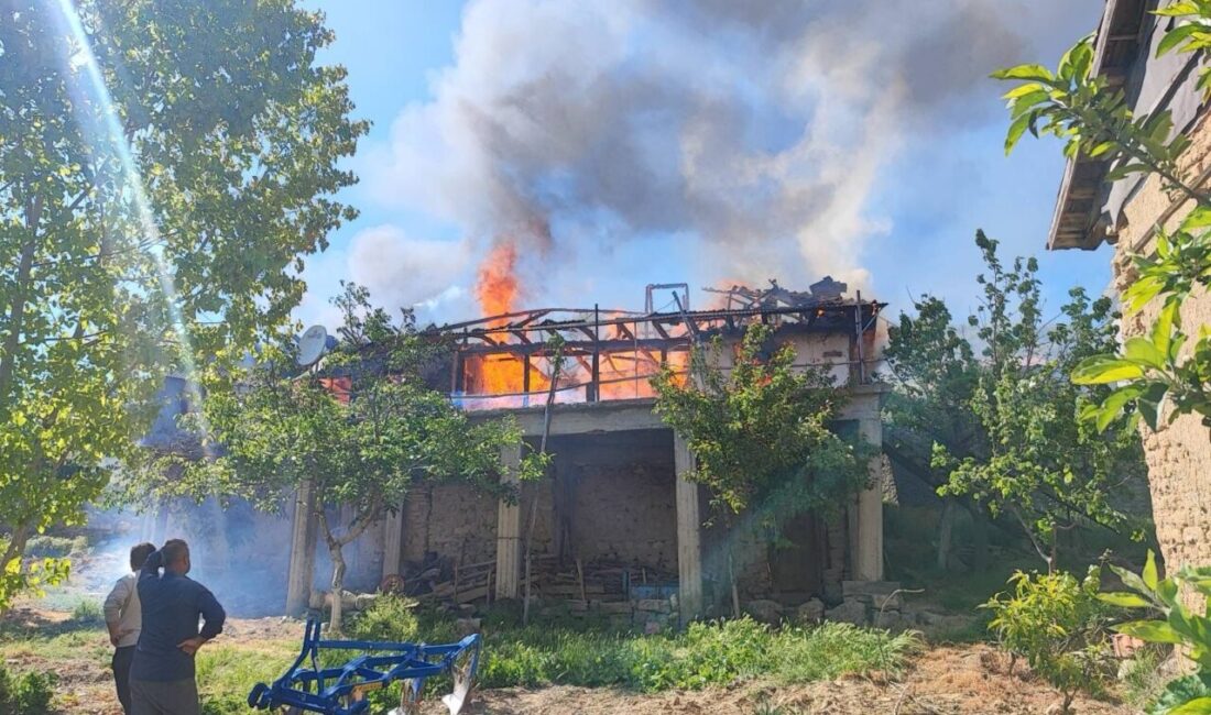 UŞAK (AA) – Uşak'ın Sivaslı ilçesinde tek katlı evde çıkan