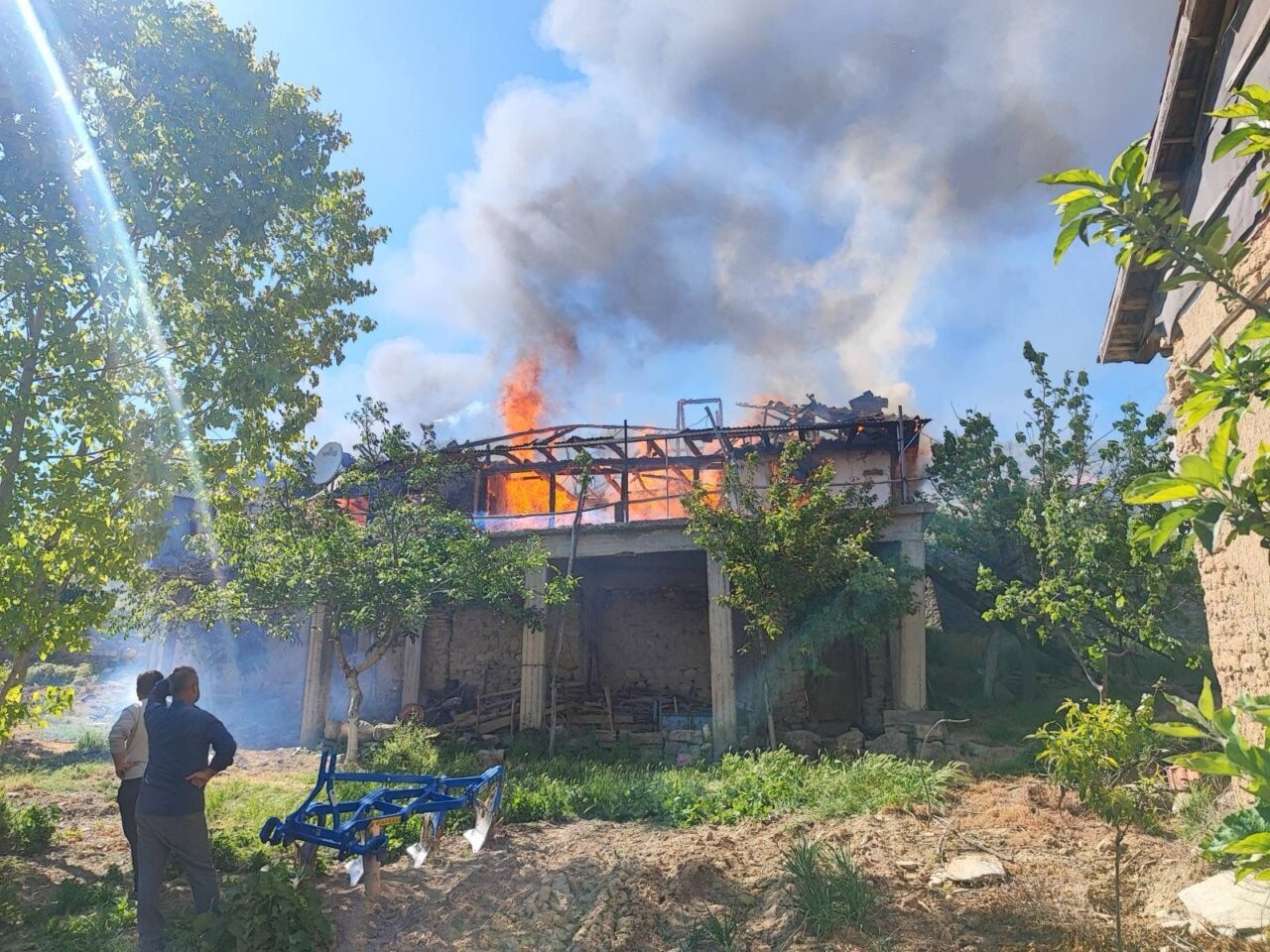 UŞAK (AA) – Uşak'ın Sivaslı ilçesinde tek katlı evde çıkan