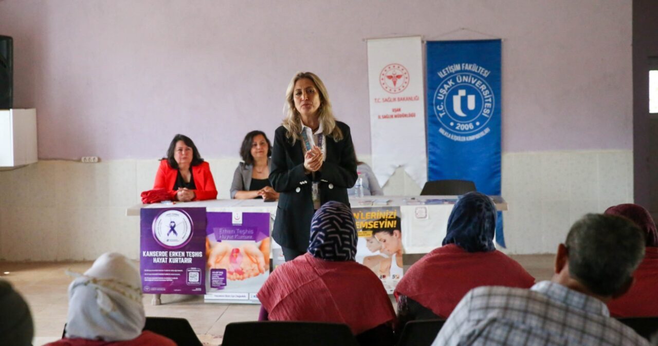 UŞAK (AA) – Uşak'ta, üniversite öğrencileri, sağlık çalışanlarıyla köylerde ilk