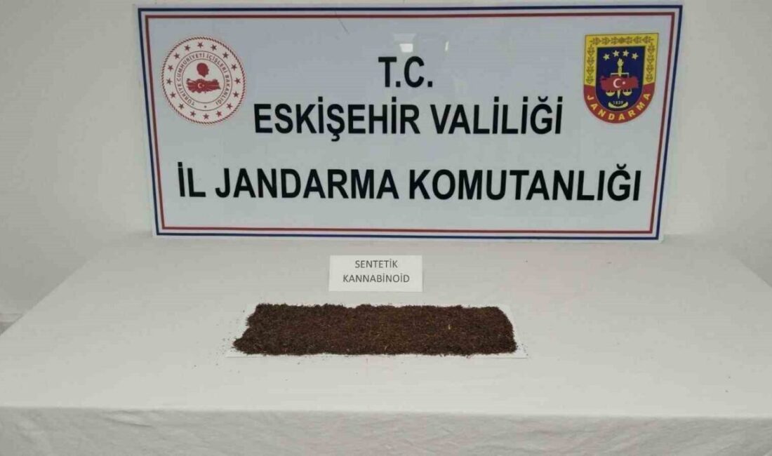 Eskişehir’de jandarma ekiplerince, uyuşturucu ticareti yapacağı belirlenen ve aracında 280