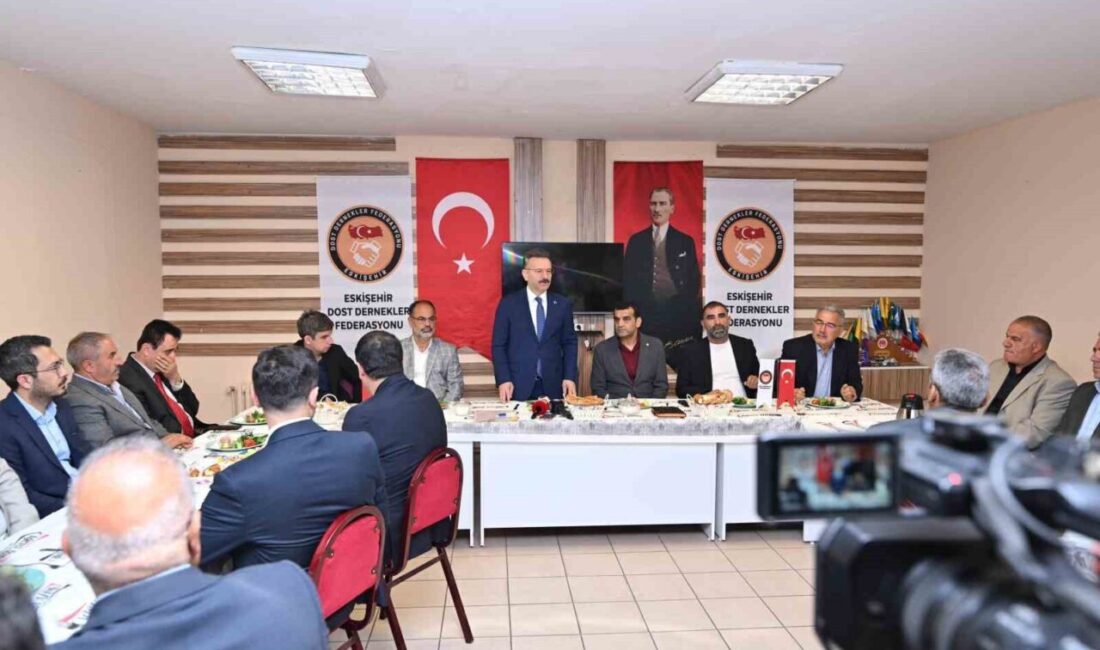 Eskişehir Valisi Hüseyin Aksoy, Dost Dernekler Federasyonu Başkanı Ayhan Arslan