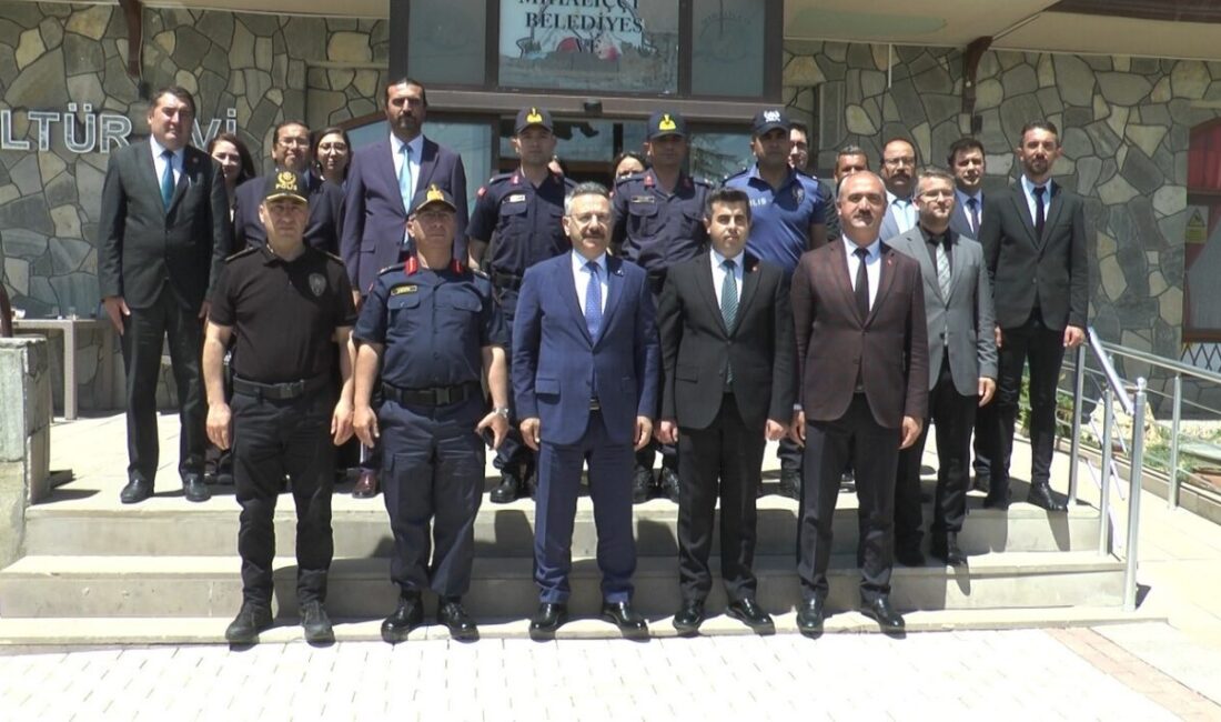 Eskişehir Valisi Hüseyin Aksoy, muhtarlar toplantısına katılmak amacıyla ziyaret ettiği