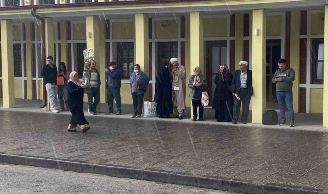 Eskişehir’de aniden bastıran sağanak yağıştan korunmak isteyen vatandaşlar kapalı alanların