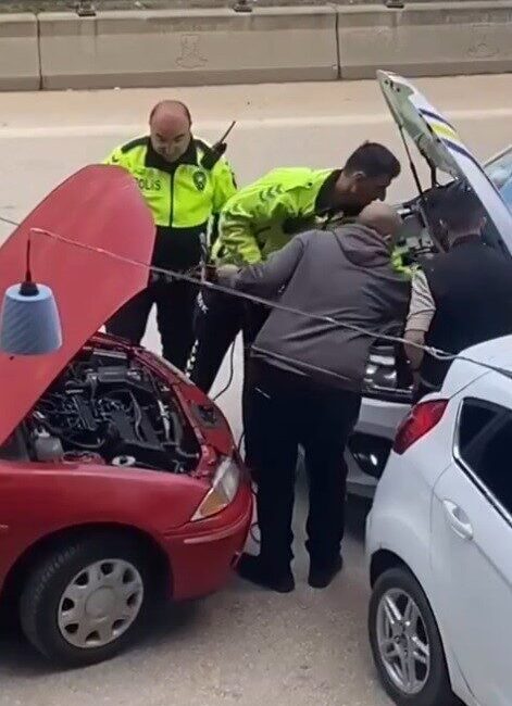 Bilecik’te seyir halinde aküsünde bir sorun oluşan sürücünün imdadına trafik