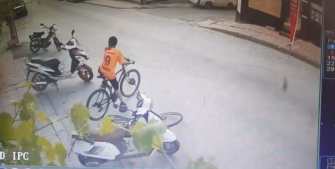 Eskişehir’de bisiklet tamiri yapılan dükkanın önündeki 2 bisiklet yaklaşık 40