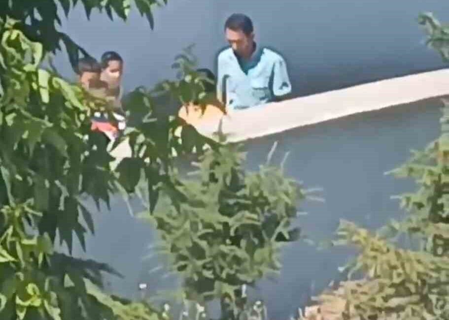 Afyonkarahisar’da bir öğretmenin 9 yaşındaki öğrencini okul bahçesinde tokatladığı anlar
