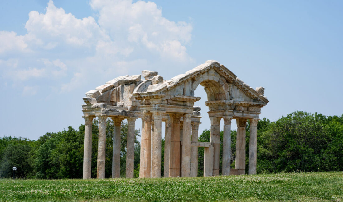 - UNESCO Dünya Miras Listesi'nde yer alan Aydın'daki Afrodisias antik