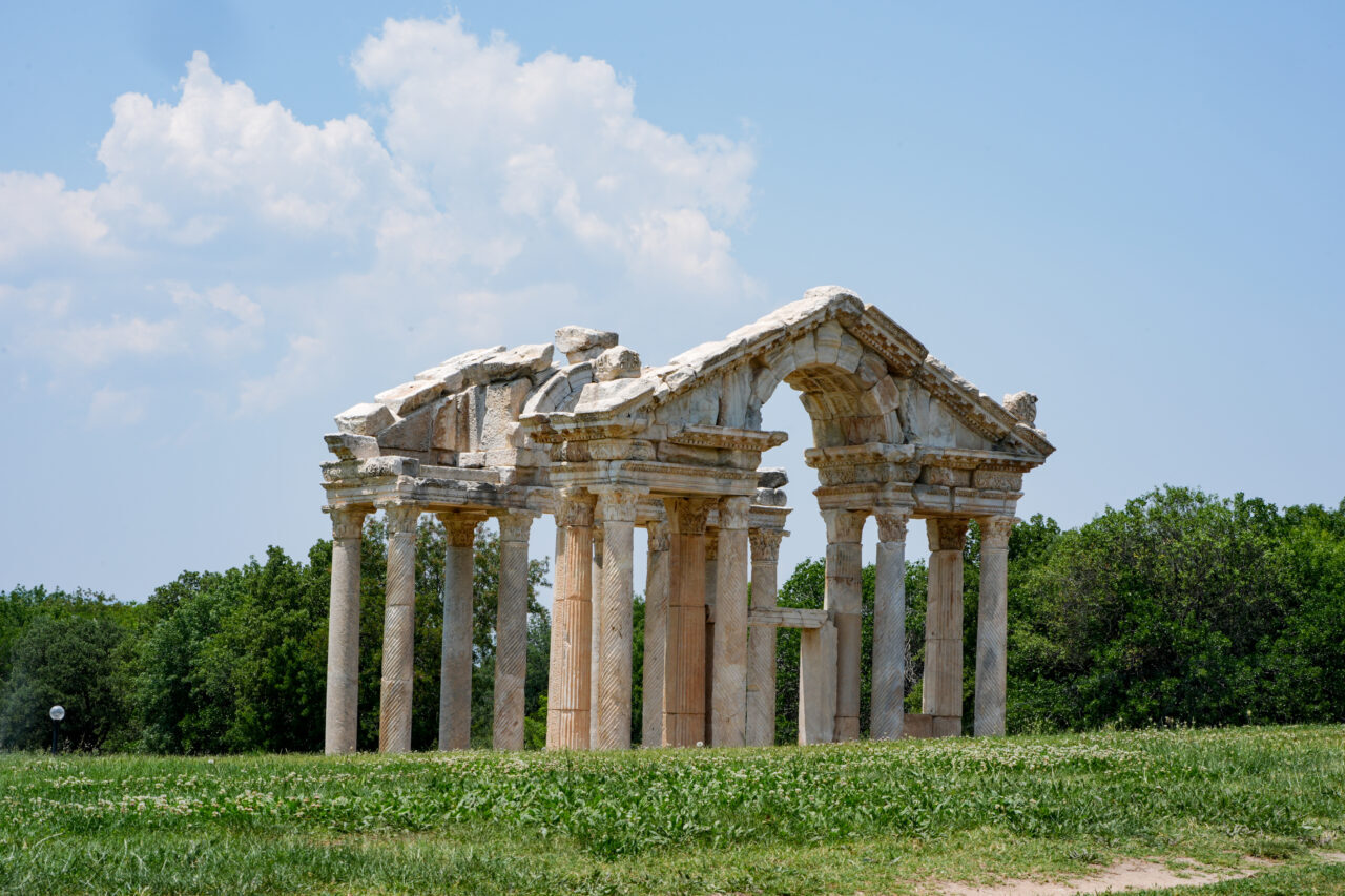 - UNESCO Dünya Miras Listesi'nde yer alan Aydın'daki Afrodisias antik