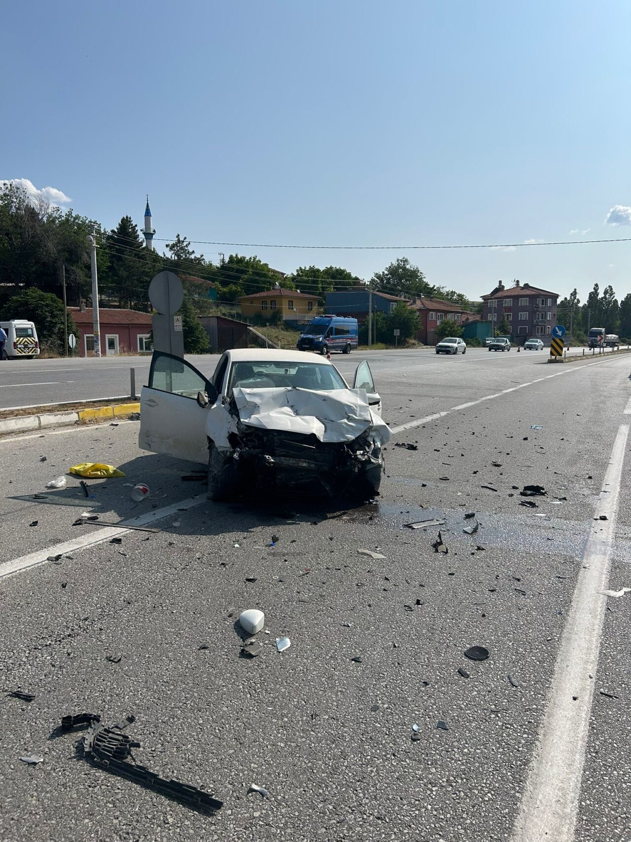 AFYONKARAHİSAR (AA) – Afyonkarahisar'ın Çay ilçesinde iki otomobilin çarpışması sonucu