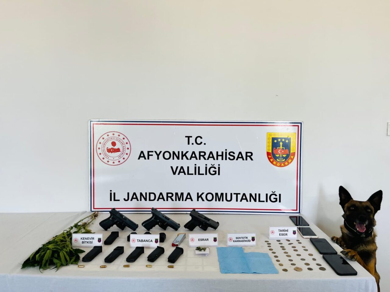 AFYONKARAHİSAR (AA) – Afyonkarahisar'ın Sinanpaşa ilçesindeki uyuşturucu operasyonunda 4 şüpheli