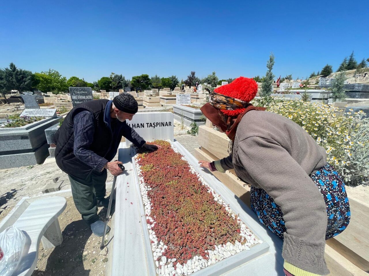 AFYONKARAHİSAR (AA) – Afyonkarahisar'da yaşayan yaşlı çift, Ankara'daki oğullarının kabrine