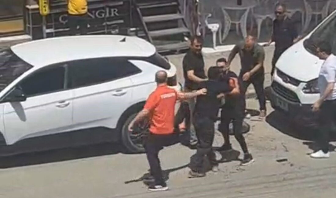 Eskişehir’de iki akrabasını gören şahıs, elindeki bıçakla onlara saldırdı. Olayda