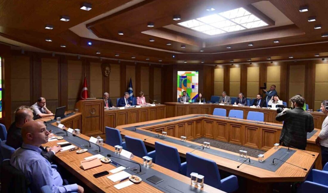 “Anadolu Üniversitesi Dış Danışma Kurulu, Rektörlük Senato Odasında toplandı. Toplantıya