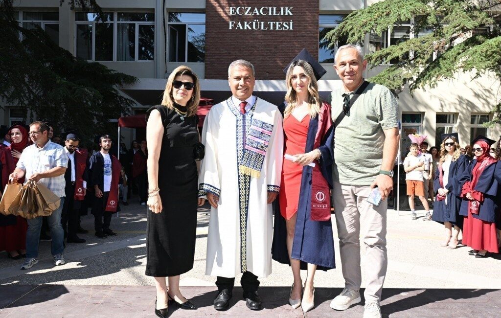 Anadolu Üniversitesi’nde 2024-2025 akademik yılı mezuniyet törenleri coşkuyla devam ederken,