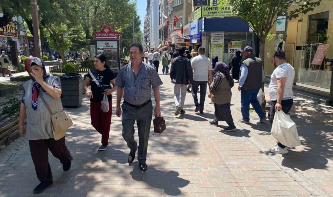 Eskişehir’de arefe gününde çarşıya akın eden vatandaşlar Kurban Bayramı alışverişi