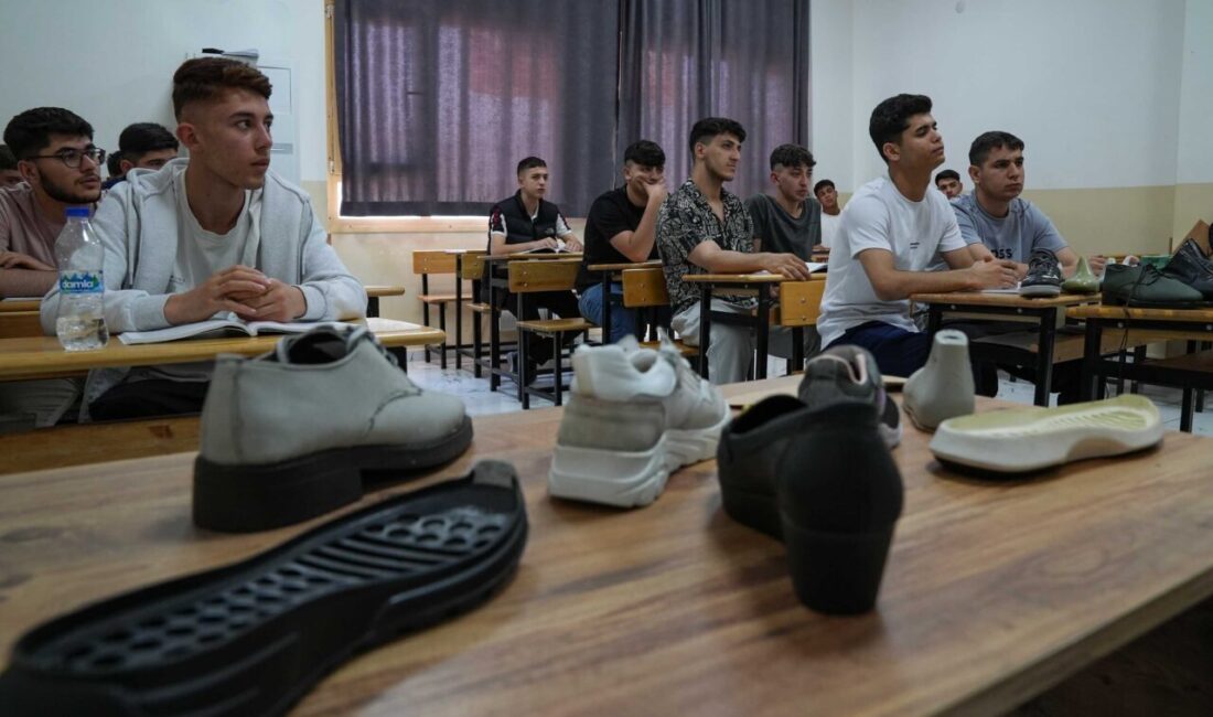 - Türkiye'nin ayakkabı üretiminde önemli kentlerinden İzmir'de açılan mesleki eğitim