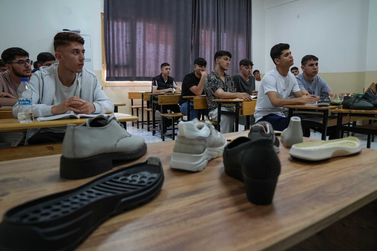 - Türkiye'nin ayakkabı üretiminde önemli kentlerinden İzmir'de açılan mesleki eğitim