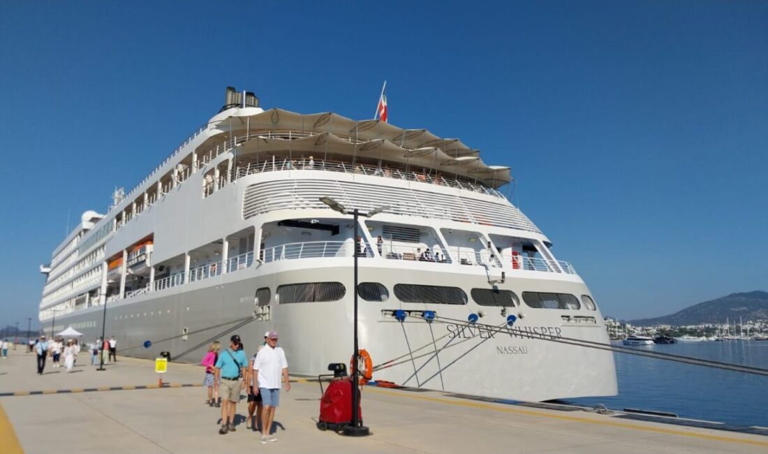 MUĞLA (AA) – Bahama bandıralı "Silver Whisper" adlı kruvaziyer, 381
