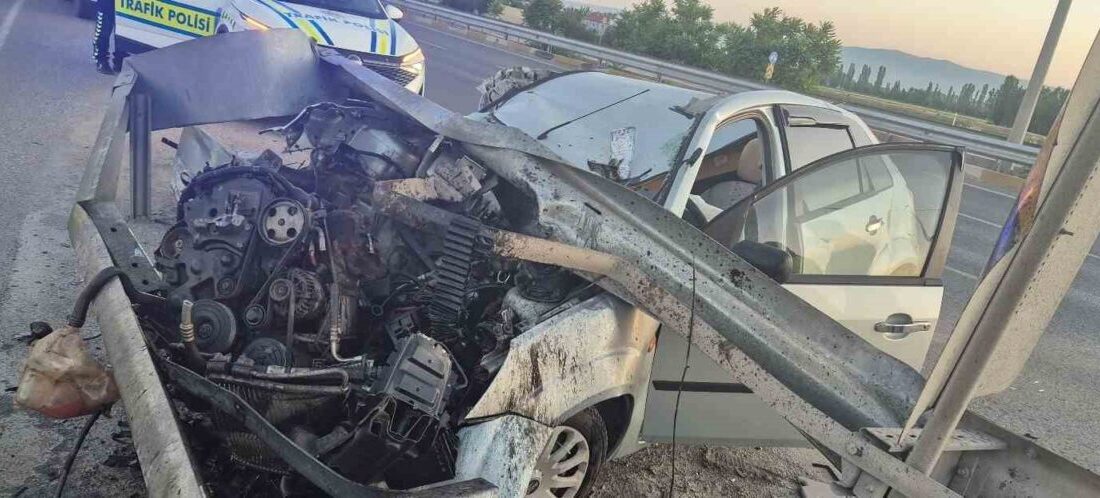 Eskişehir’de bariyere çarpması sonucunda hurdaya dönen otomobil sürücüsü yaralandı. Alınan
