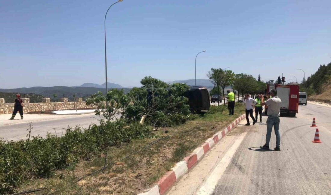 Bilecik’te seyir halinde kontrolden çıkan otomobil takla atarak orta refüje